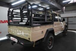 Toyota Land Cruiser 76 full