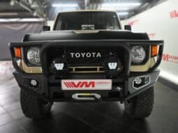 Toyota Land Cruiser 76 full