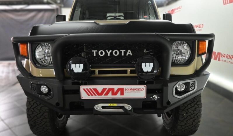 Toyota Land Cruiser 76 full