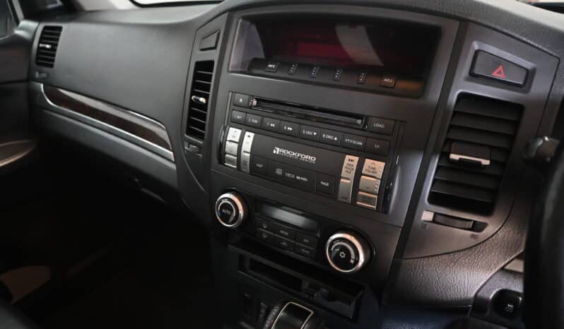 MITSUBISHI PAJERO 3.2 DI-DC GLS A/T full