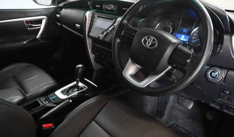 TOYOTA FORTUNER 2.4D-6 RB A/T full
