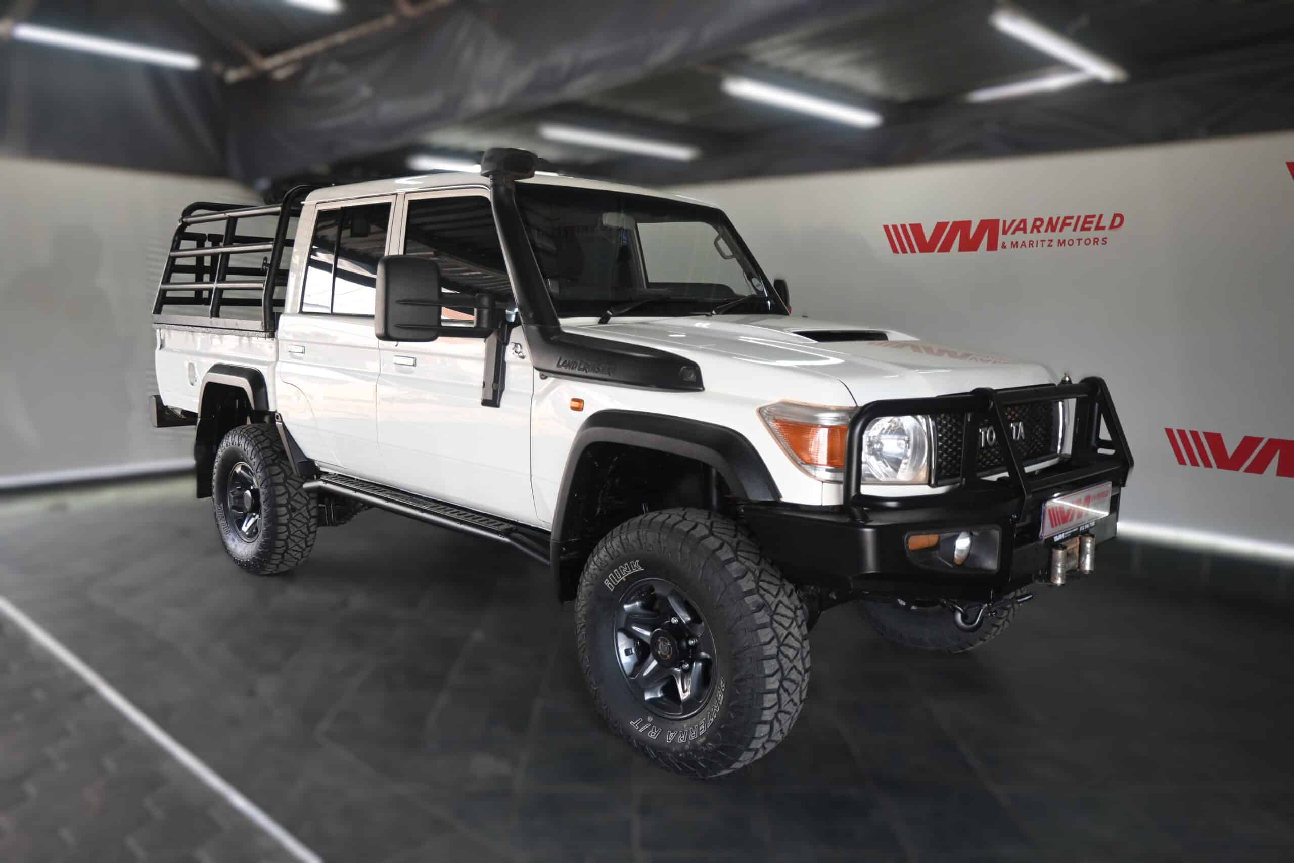 TOYOTA LAND CRUISER 79 4.5D 70TH EDITION D/C