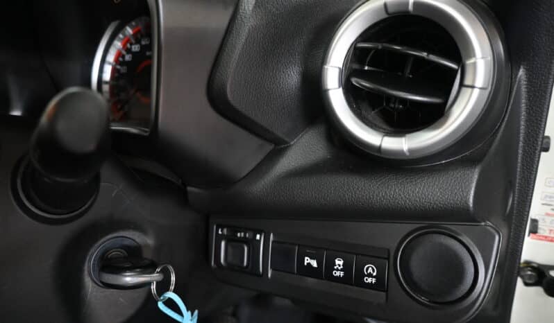 TOYOTA VITZ 1.0 XR full