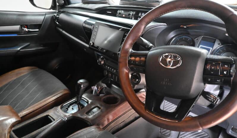 TOYOTA HILUX 2.8GD-6 D/C A/T LEGEND 4X4 full