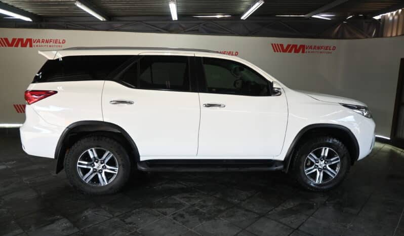 TOYOTA FORTUNER 2.4GD-6 RB A/T 4X4 full