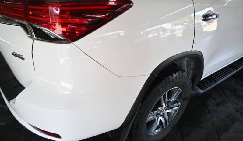 TOYOTA FORTUNER 2.4GD-6 RB A/T 4X4 full