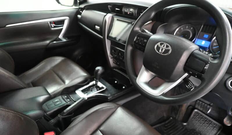 TOYOTA FORTUNER 2.4GD-6 RB A/T 4X4 full