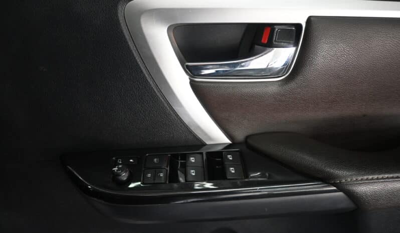 TOYOTA FORTUNER 2.4GD-6 RB A/T 4X4 full