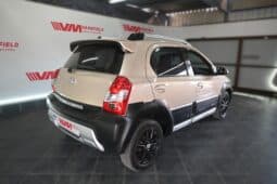 TOYOTA ETIOS CROSS 1.5 XS full