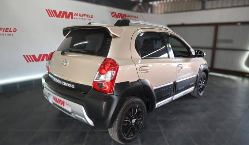TOYOTA ETIOS CROSS 1.5 XS full