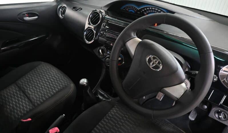 TOYOTA ETIOS CROSS 1.5 XS full