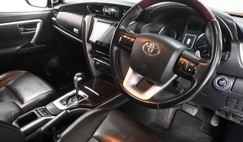 TOYOTA FORTUNER 2.8GD-6 A/T full